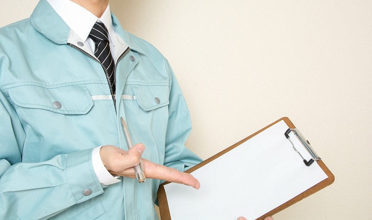 バインダーを持つスタッフ